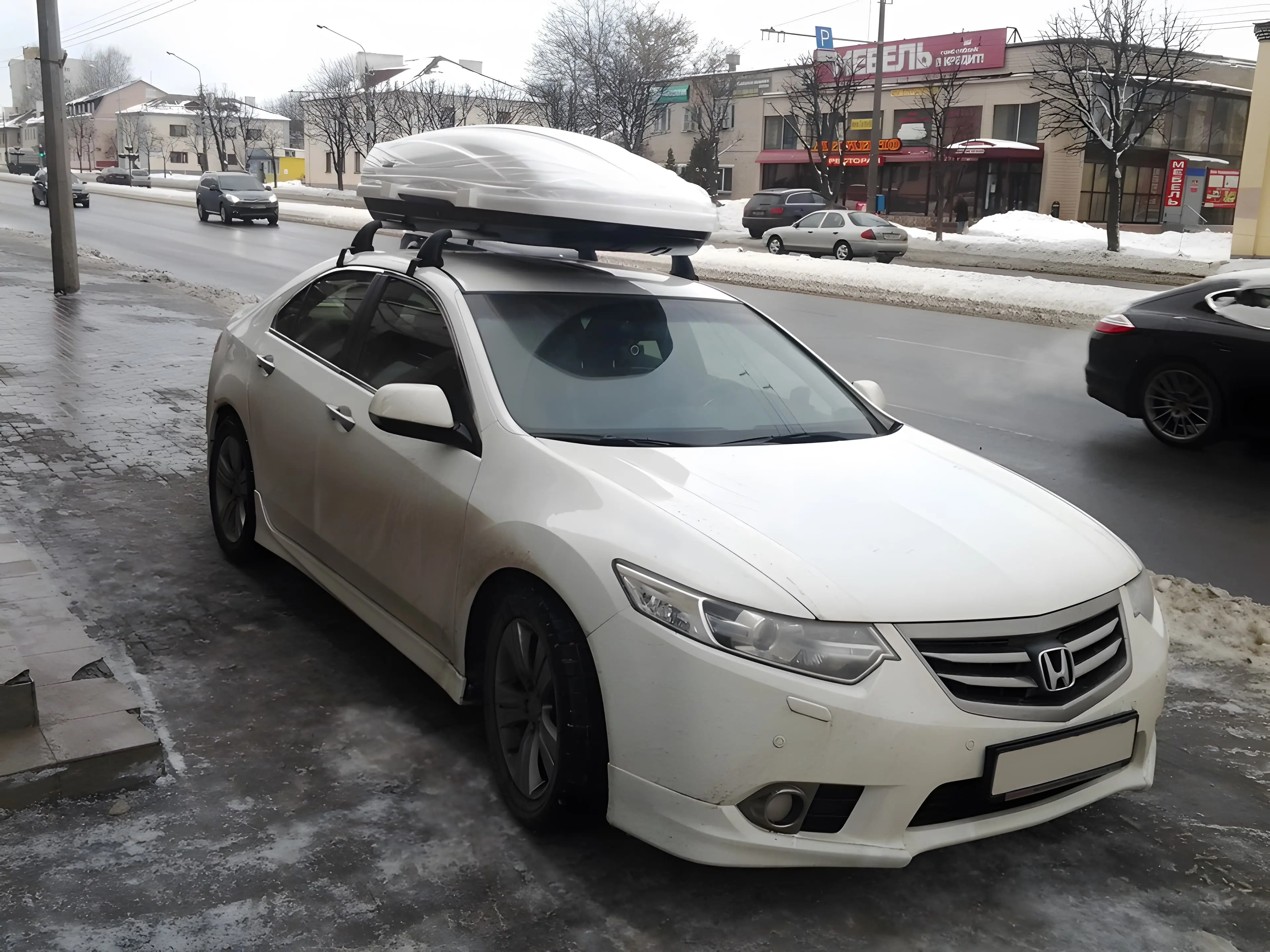 Легковой автомобиль Honda Accord с боксом на крыше