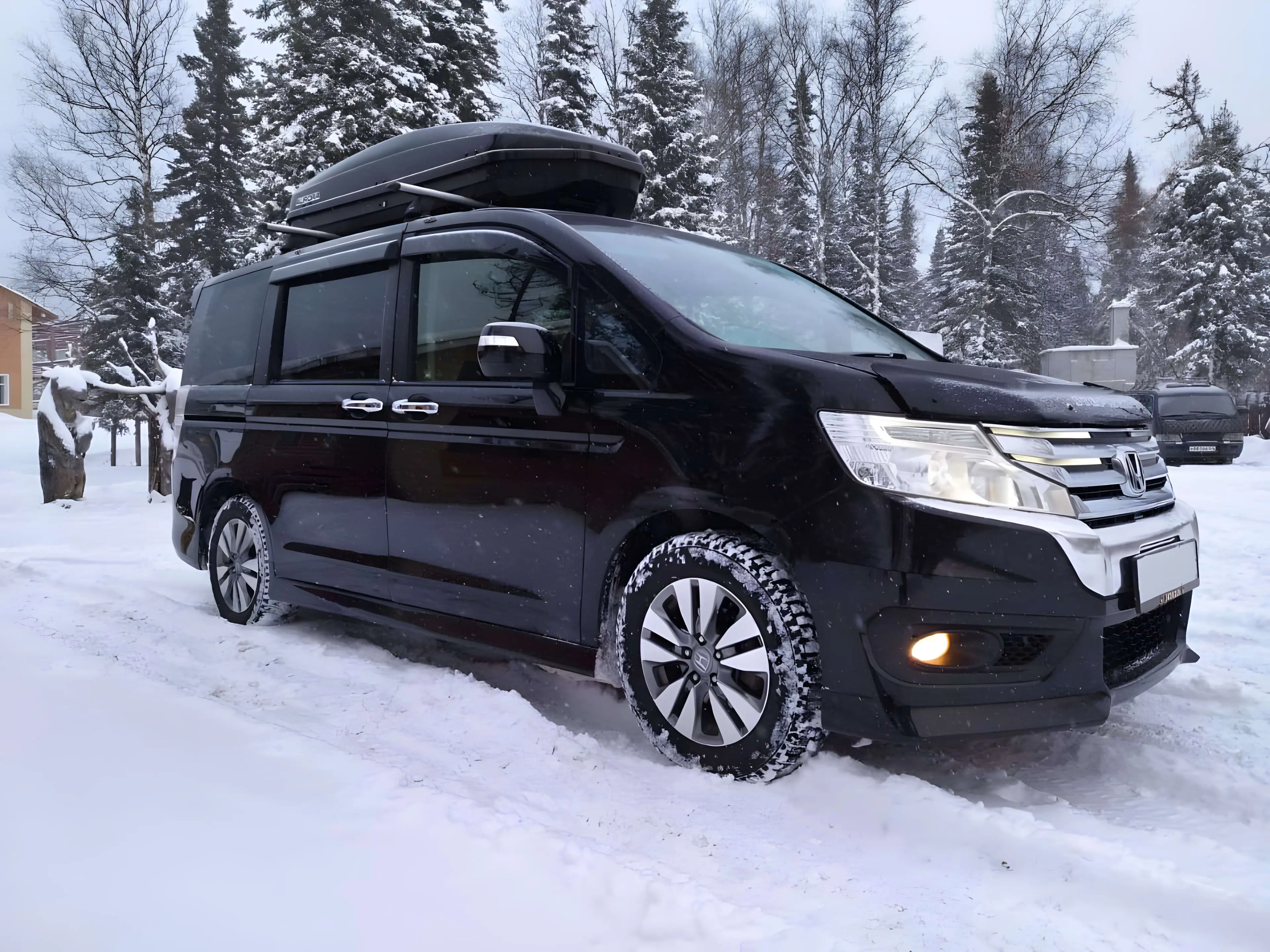 Минивэн Honda Stepwgn с боксом для снаряжения