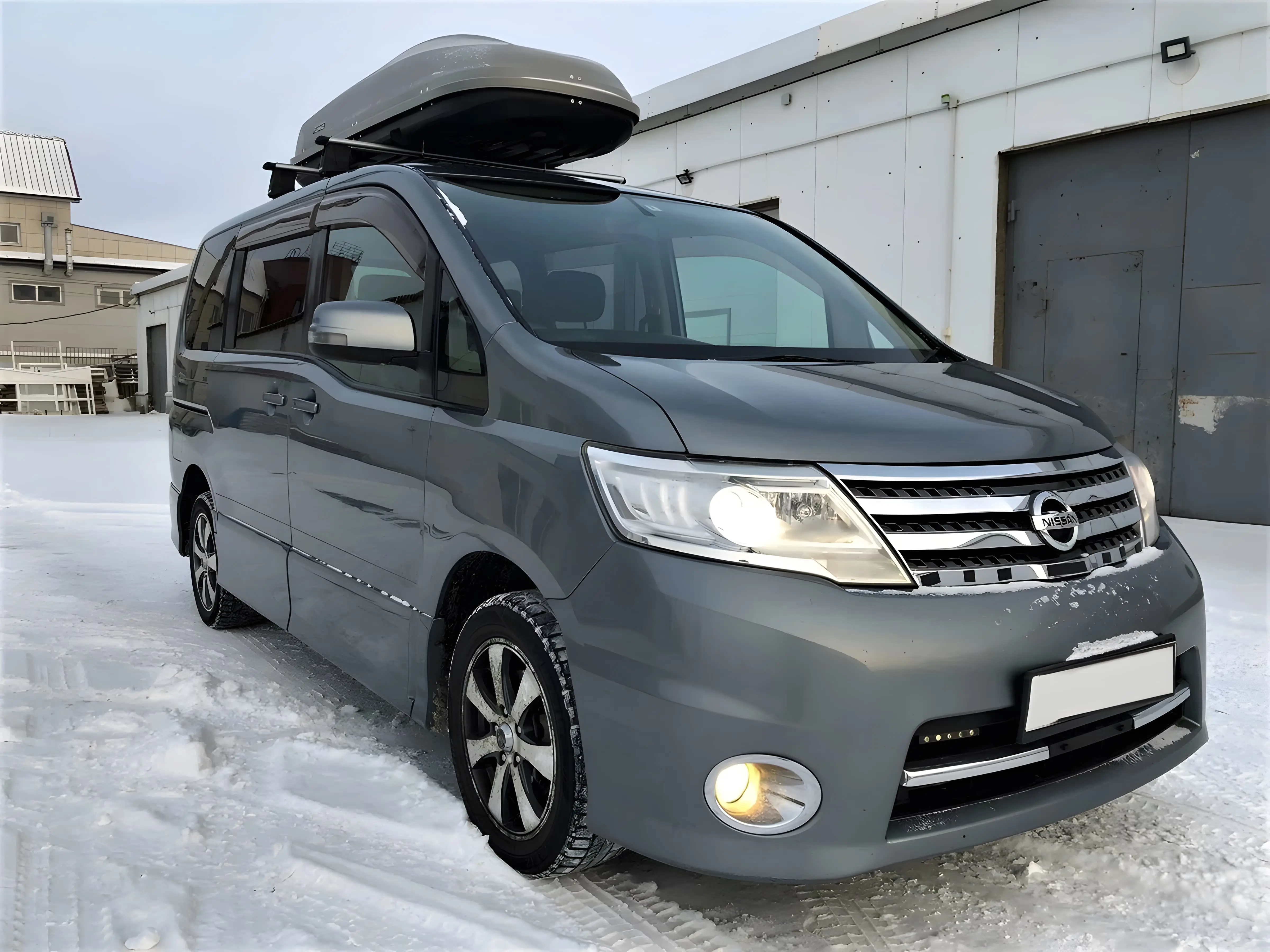 Микроавтобус Nissan Serena