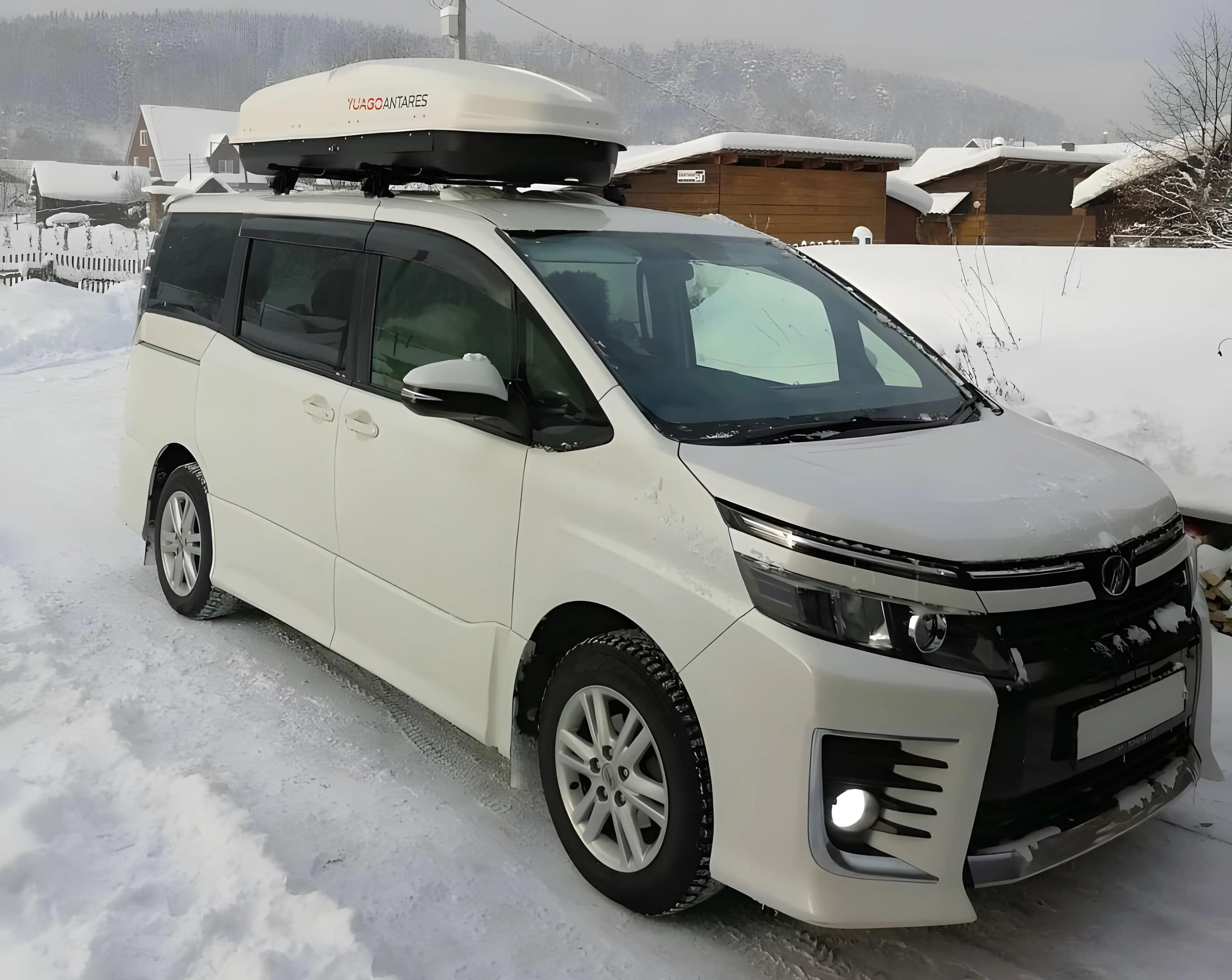 Минивэн Toyota Voxy