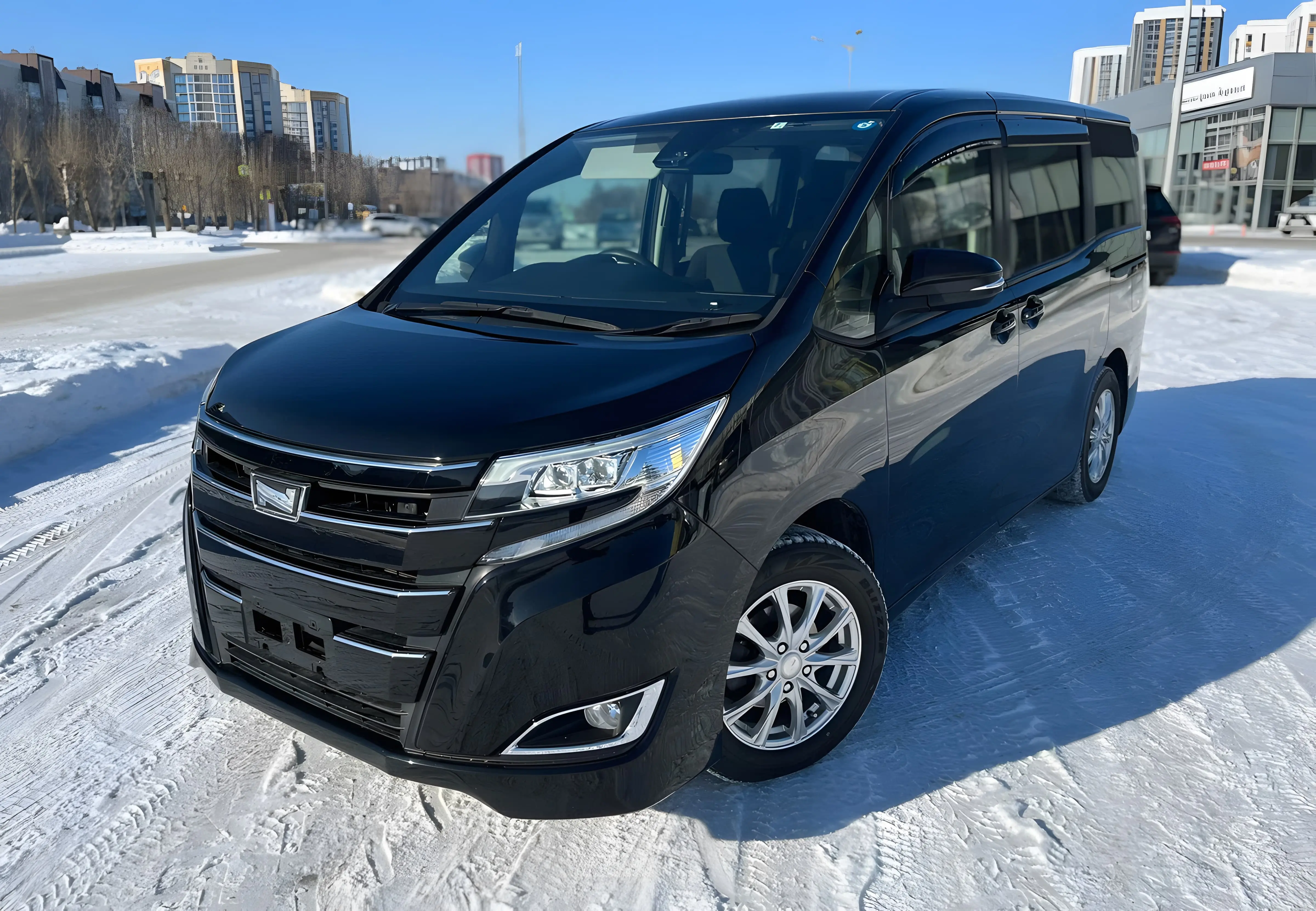Toyota Noah микроавтобус